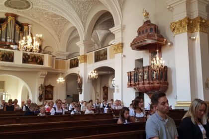 Dank Blick in die Kirche